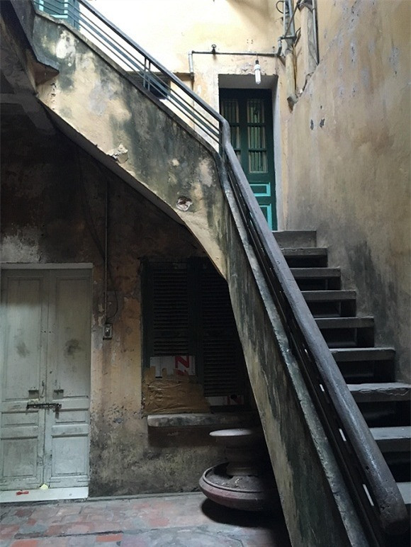 Cầu thang dẫn lên các tầng đã nhuốm màu rêu phong theo năm tháng. Ảnh: Thanh Hải