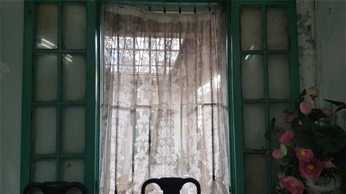 Khung cửa sổ tầng 3 - nơi ông Thái An thường ngồi trầm ngâm, nhớ về một thời quá vãng. Ảnh: Thanh Hải