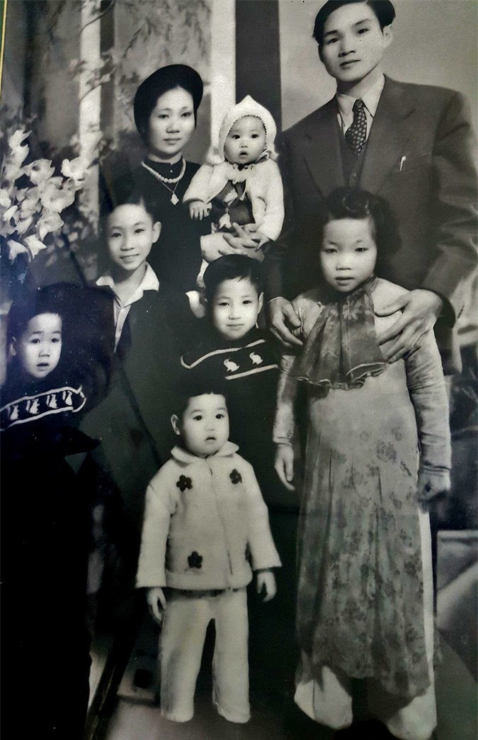 Cha mẹ ông vốn là nhà buôn có tiếng ở phố Hàng Đào với thương hiệu vải lụa Thái An. Ảnh:Nhân vậtcung cấp