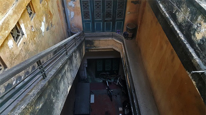 Nhà gồm hai dãy nối với nhau bằng một khoảng sân nhỏ. Ảnh: Nhật Linh