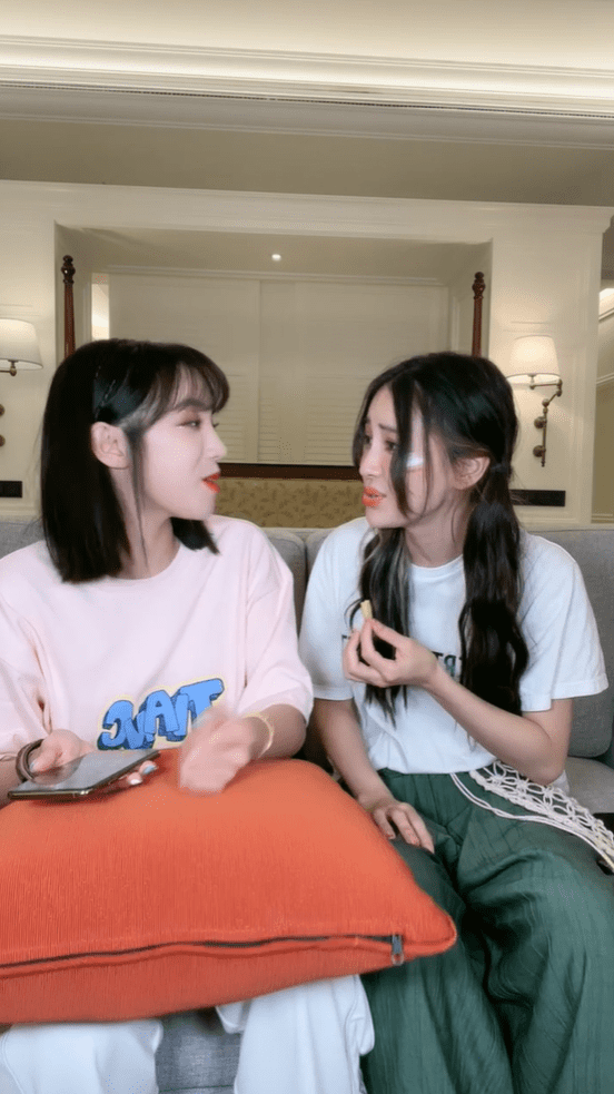 Hau scandal bi hau boi nho bun vao mat, Angelababy van phai xuong nuoc-Hinh-5