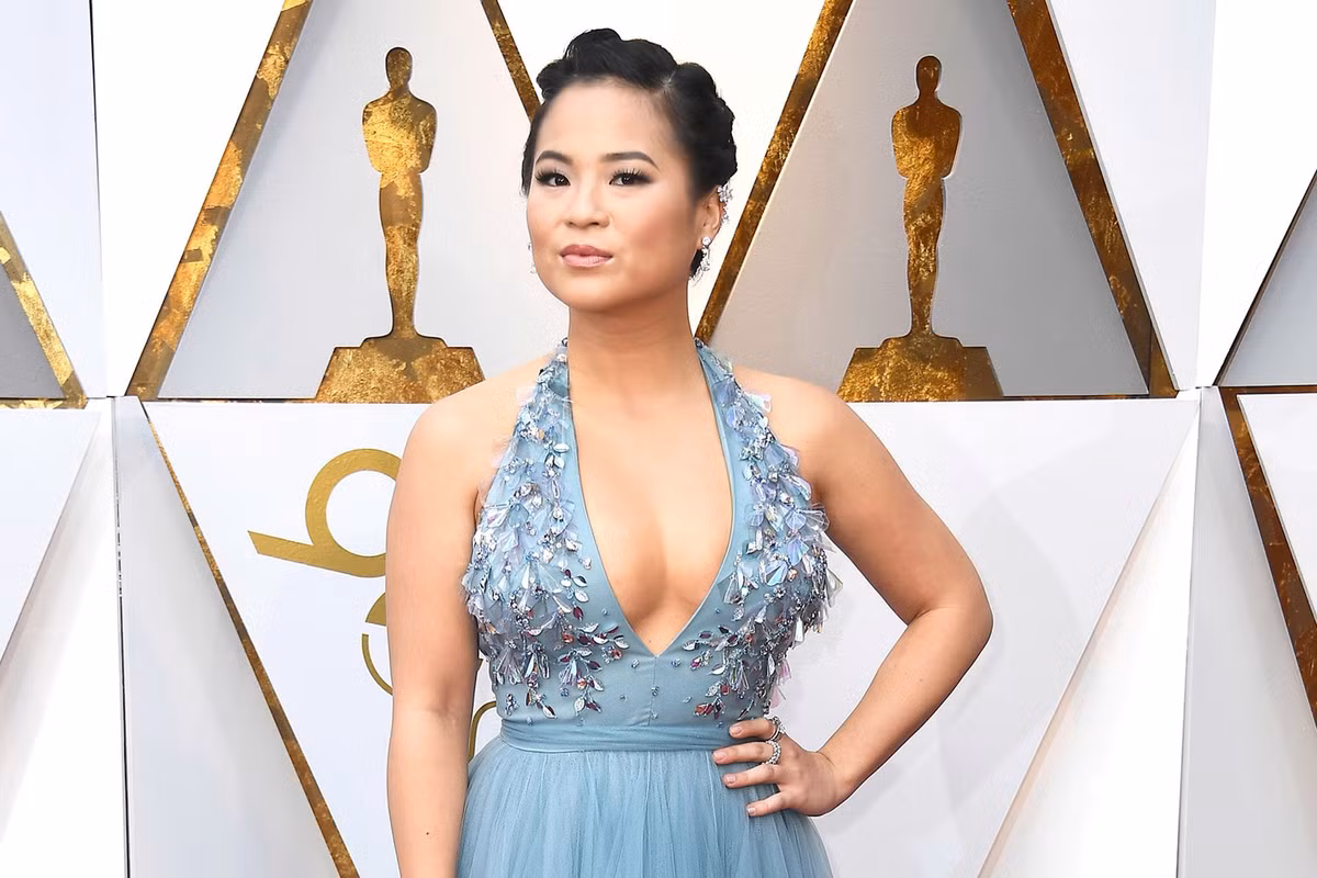 Nhân vật chính Raya do diễn viên Kelly Marie Tran - Trần Loan đảm nhận vai trò lồng tiếng. Trước khi được Disney chú ý, ngôi sao gốc Việt có thời gian dài hoạt động ở Hollywood. Năm 2017, diễn viên sinh năm 1989 từng xuất hiện trong Star Wars: The Last Jedi. Trong phần phim thứ 8 của thương hiệu Star Wars, nữ diễn viên đóng vai Rose Tico, sĩ quan bảo dưỡng máy móc, em gái của phi công Paige Tico (Ngô Thanh Vân đóng).