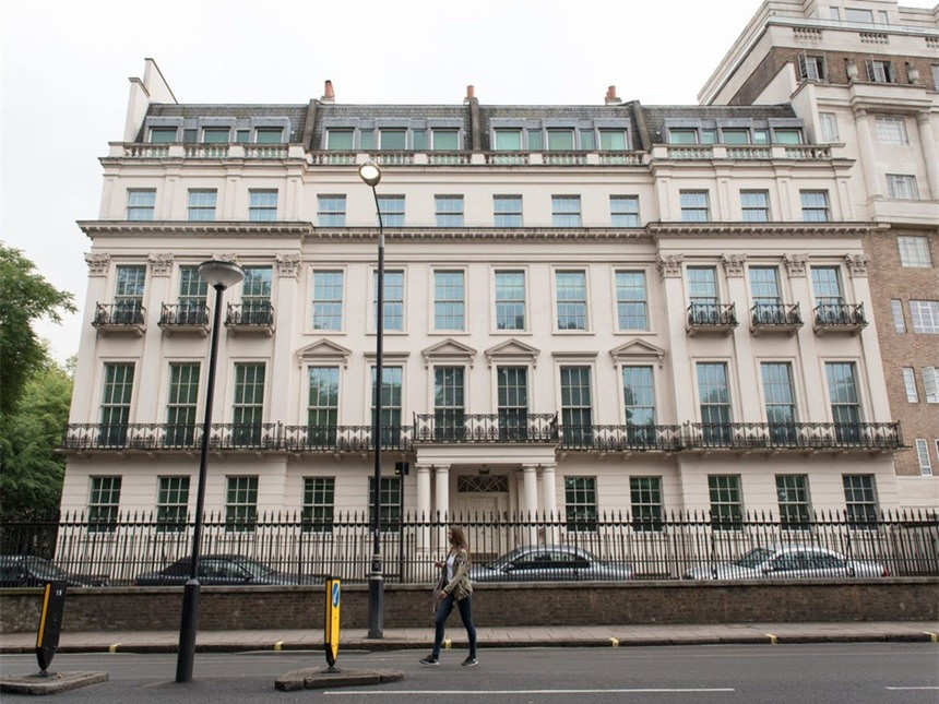 Kế hoạch tu sửa dinh thự có thể tiêu tốn thêm277 triệu USD. Theo ông Peter Wetherell, chủ tịch Cơ quan bất động sản Wetherell (Mayfair), sau khi được tu sửa, ngôi nhà có thể có giá 310-500 triệu bảng Anh (433-700 triệu USD). Đây sẽ là dinh thự tư nhân có giá trị nhất London. Ảnh:Getty Images.