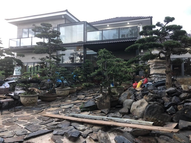 Khu biệt thự có tổng diện tích hơn 4000 m2 ở Đà Lạt (Lâm Đồng) của vợ chồng anh Jerrim Vũ và chị Thùy Trang được ví như bước ra từ các bộ phim của Nhật Bản.