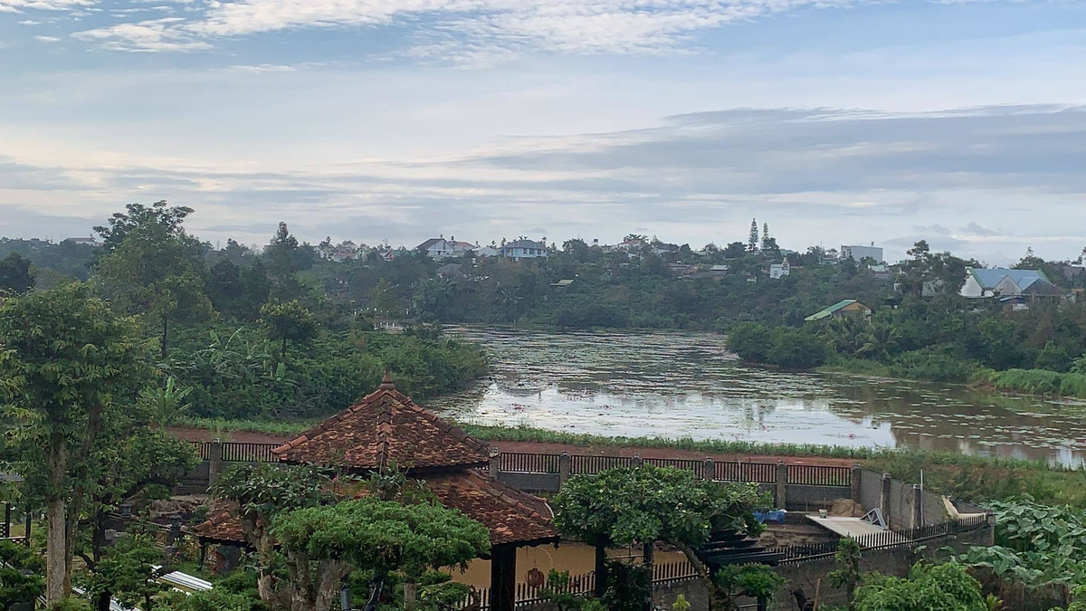 Nhà chòi nghỉ chân nhìn ra hồ nước ngọt của thành phố.