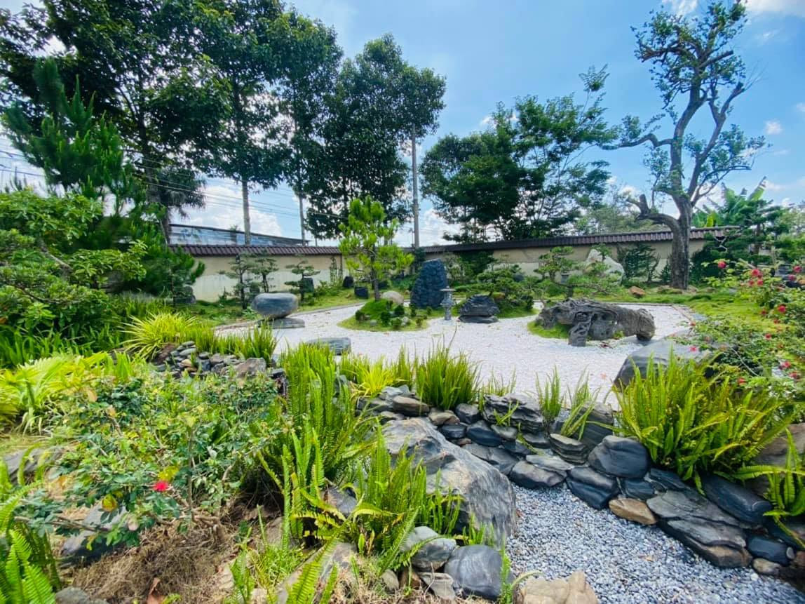 Vợ chồng anh Jerrim Vũ thích phong cách Nhật Bản tối giản nhưng tiện nghi, hiện đại. Phần nhà có bản vẽ thiết kế do các kiến trúc sư ở TP.Hồ Chí Minh thực hiện, còn phần sân vườn, ao cá… anh tự sáng tạo.