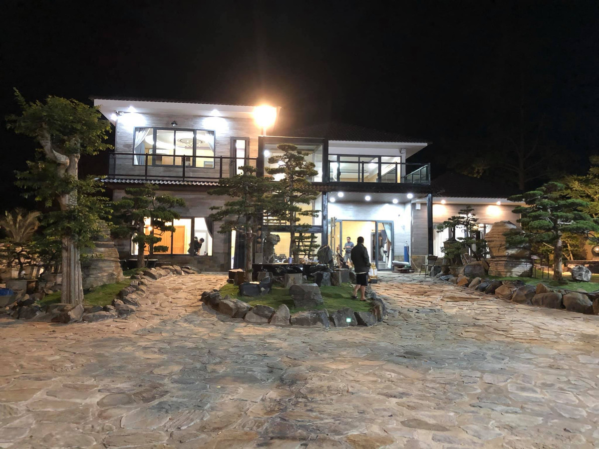 Biệt thự 2 tầng với hệ thống cửa kính rộng, đón nắng, đủ chỗ sinh hoạt cho gia đình 3 thế hệ.