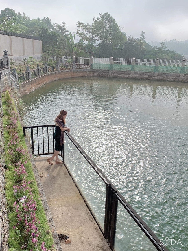 Khu đất này vợ chồng anh mua đã lâu, có địa thế giáp hồ nước tự nhiên rộng 68ha, to nhất thành phố Đà Lạt nên họ quyết định xây dựng thành nơi ở, cho các con không gian sống trong lành.