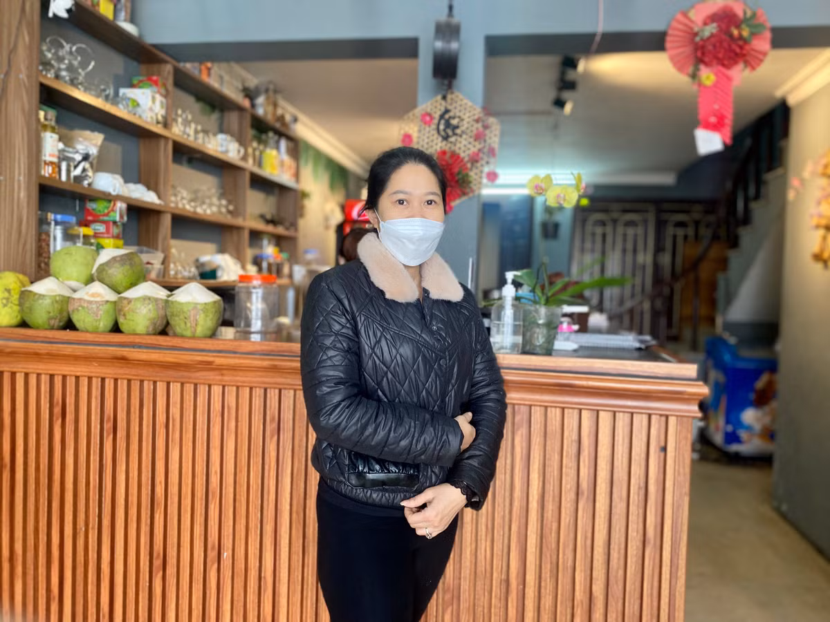 Nhan vien quan ca phe, hang an so mat Tet