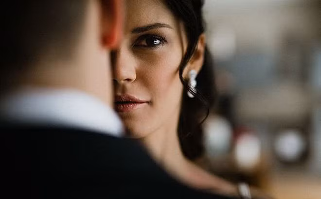 3 kieu phu nu dan ong luon so mat-Hinh-2