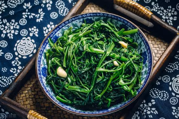 Xao rau muong, vat them vai giot nay, rau muong xao xanh muot nhu nha hang-Hinh-3