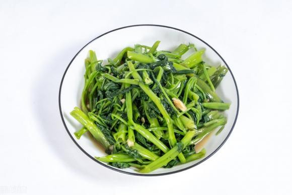 Xao rau muong, vat them vai giot nay, rau muong xao xanh muot nhu nha hang