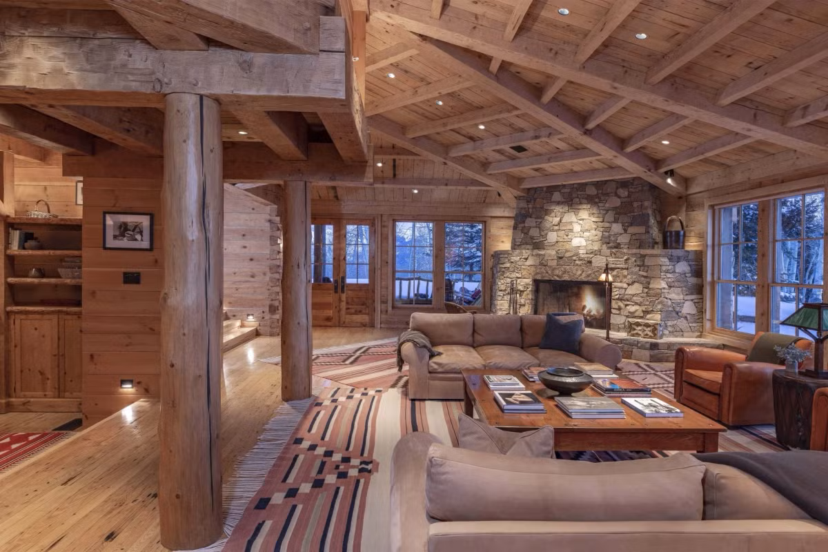 Không gian sống trong biệt thự gồm nhà chính bốn phòng ngủ rộng 929 m2 và một nhà cho khách khác ba phòng ngủ. Bên trong ngồi nhà thiết kế phòng ăn và phòng khách lớn. Ngoài ra, biệt thự còn có các tiện ích hiện đại như phòng gym, phòng giải trí và thư viện. Ảnh: Sotheby’s.