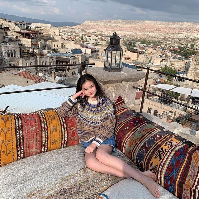 Tianyi đam mê du lịch và nhiếp ảnh. Trong mỗi chuyến đi, cô thường ghi lại những khoảnh khắc ấn tượng và chia sẻ cảm nhận cá nhân về phong cảnh, con người và văn hóa nơi mình đặt chân đến.