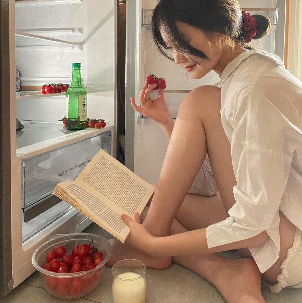 Tianyi được nhiều người khen ngợi có nét đẹp "nàng thơ". Cô thường chọn trang phục trẻ trung, đơn giản nhưng không kém phần thanh lịch.