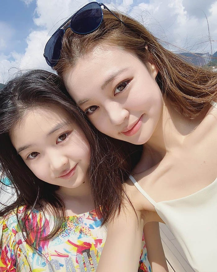 Tianyi có một anh trai và một chị gái. Chị của cô nàng cũng có ngoại hình nổi bật, xinh không kém những ngôi sao nổi tiếng. Chị gái Tianyi là sinh viên trường Oxford và có thành tích học tập ưu tú.