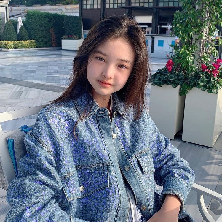 Tianyi là con thứ 3 trong gia đình giàu có. Cô khiến nhiều người ghen tỵ bởi cuộc sống sang chảnh, thường xuyên đi du lịch các nước từ Á sang Âu. Rich kid Hong Kong từng đến Mỹ, Anh, Thổ Nhĩ Kỳ, Nhật Bản, Hàn Quốc, Thái Lan...