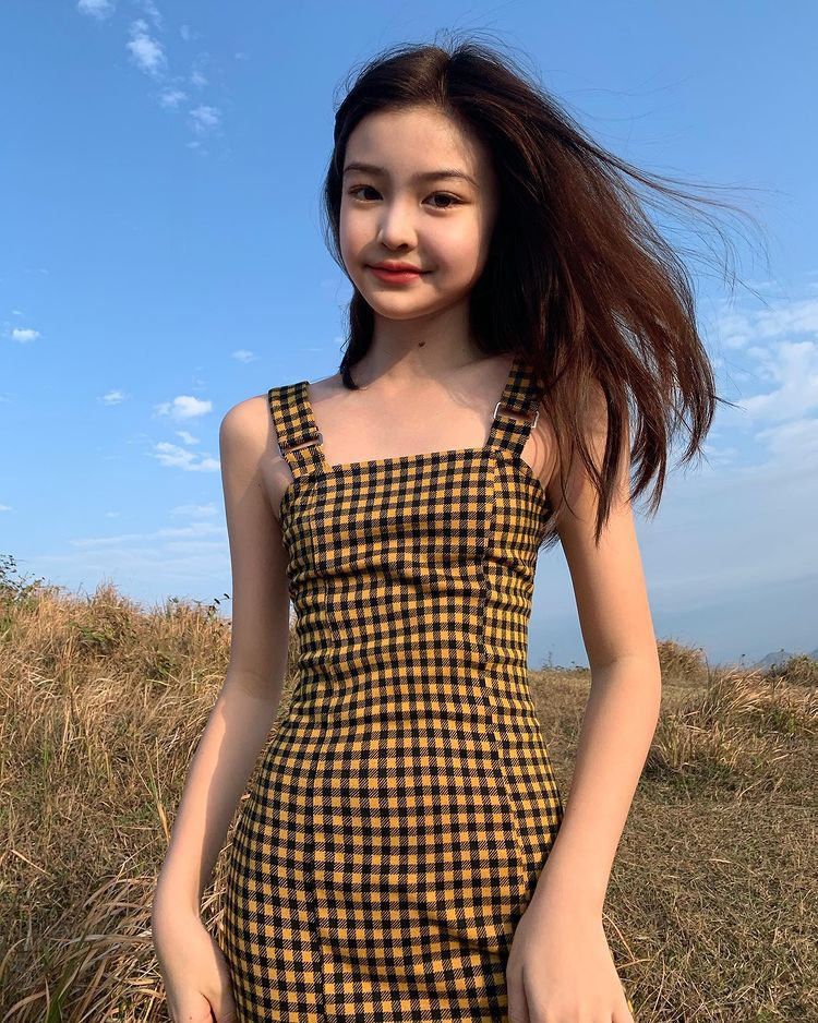 Tianyi được nhiều người ví là phiên bản nhí của Jennie - nữ ca sĩ thuộc nhóm nhạc đình đám Hàn Quốc Black Pink (ảnh trái). Trong nhiều shoot hình, cô nàng 16 tuổi có kiểu trang phục, biểu cảm và những đường nét trên gương mặt khá giống Jennie.