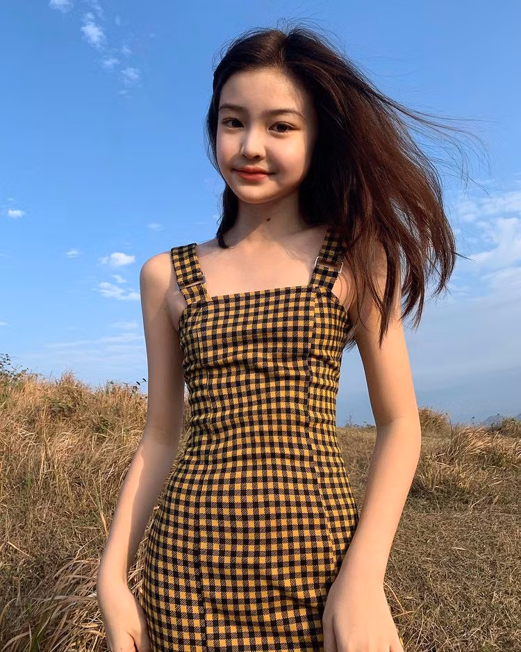 Tianyi được nhiều người ví là phiên bản nhí của Jennie - nữ ca sĩ thuộc nhóm nhạc đình đám Hàn Quốc Black Pink (ảnh trái). Trong nhiều shoot hình, cô nàng 16 tuổi có kiểu trang phục, biểu cảm và những đường nét trên gương mặt khá giống Jennie.