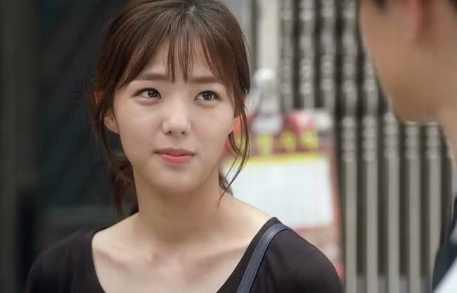 Đi ăn tân gia, vợ đưa tiền kèm lời dặn khiến tôi tự chui vào xó Di an tan gia, vo dua tien kem loi dan khien toi tu chui vao xo