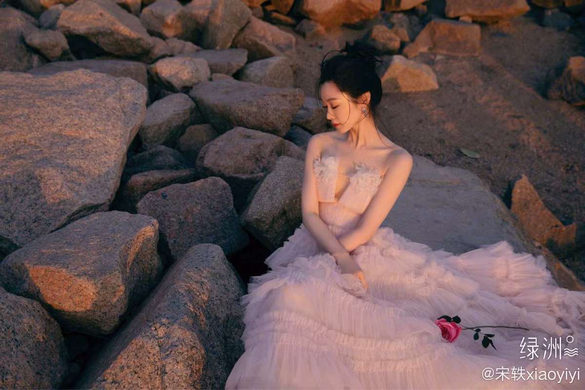 Năm 2020, nữ diễn viên để lại dấu ấn với vai Phạm Nhược Nhược trong Khánh dư niên. Tuy nhiên, cô vẫn loay hoay tìm kiếm một trang mới trong sự nghiệp. Trước Ở rể, Ifeng thậm chí đánh giá Tống Dật khó có cơ hội trở mình khi đã bước qua ngưỡng tuổi 30.