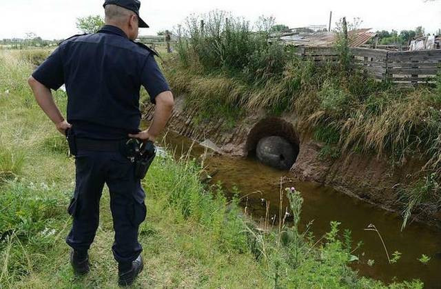 Buoc vao cai hang bi an, nguoi dan ong voi vang goi cho canh sat