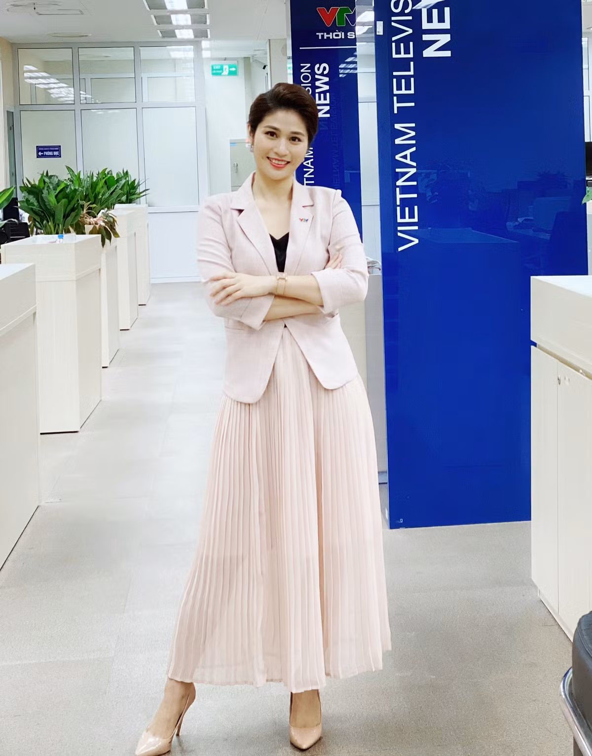 Ve dep man ma cua BTV Minh Trang thoi su 19h-Hinh-10