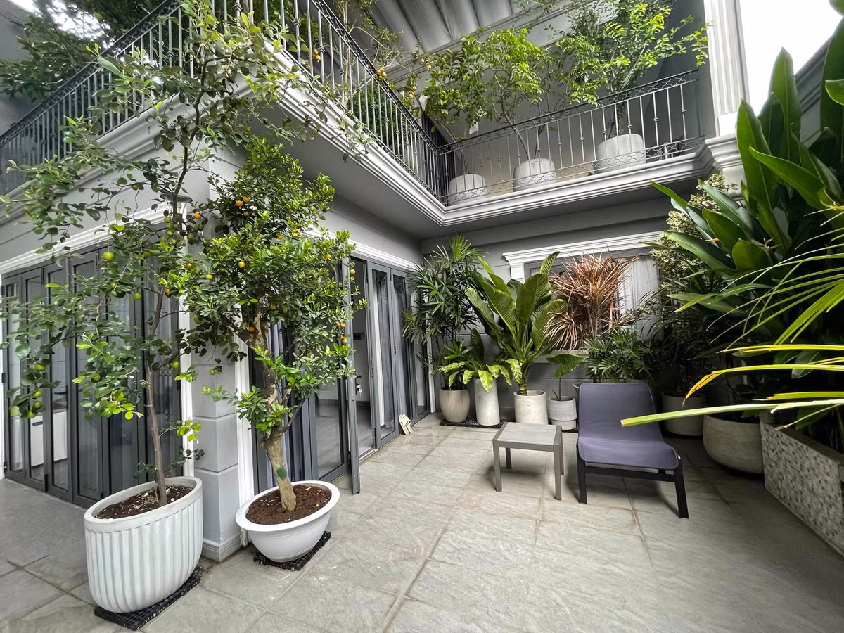 Nha pho voi gian cay thang dung, hoa trai quanh nam ruc ro