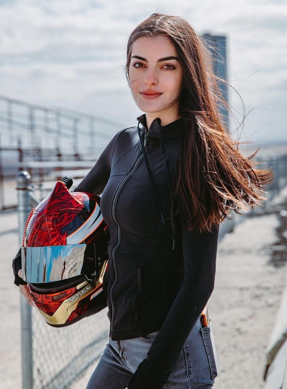 Breidinger nói rằng cô chỉ gặp những bình luận phân biệt ở ngoài đường đua. Còn khi đã nhập cuộc đua, cô không thấy mình khác biệt với bất kỳ ai. "Tôi ở đó để giành chiến thắng trong các cuộc đua, cạnh tranh và được đối xử bình đẳng. Chiếc xe không biết giới tính, đường đua không biết phân biệt", tay đua cho biết.