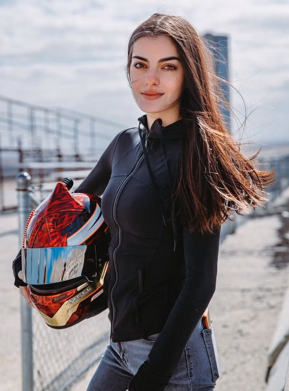 Breidinger nói rằng cô chỉ gặp những bình luận phân biệt ở ngoài đường đua. Còn khi đã nhập cuộc đua, cô không thấy mình khác biệt với bất kỳ ai. "Tôi ở đó để giành chiến thắng trong các cuộc đua, cạnh tranh và được đối xử bình đẳng. Chiếc xe không biết giới tính, đường đua không biết phân biệt", tay đua cho biết.