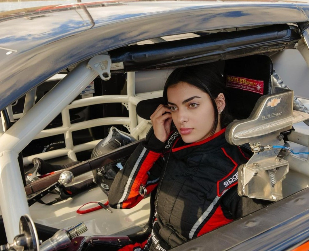 "Tôi tham gia đường đua go-kart từ năm 9 tuổi. Và kể từ đó, tôi biết rằng đây chính là đam mê mình có thể theo đuổi suốt cuộc đời này", tay đua cho biết.