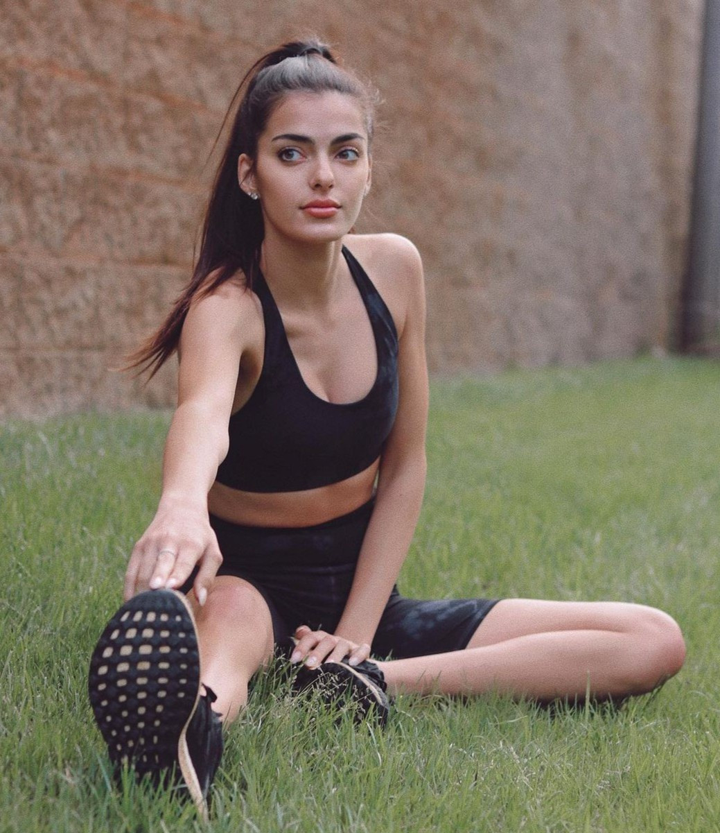 Xuất thân là một người mẫu và từng là đại sứ cho các thương hiệu như Skims - bộ sưu tập nội y định hình của Kim Kardashian, Breidinger nhận không ít lời gièm pha khi chuyển hướng nghề nghiệp. "Họ nói rằng tôi cố gắng trở thành một tay đua xe hơi chỉ vì muốn nổi tiếng. Trước đây không một ai nghĩ rằng tôi thực sự nghiêm túc".