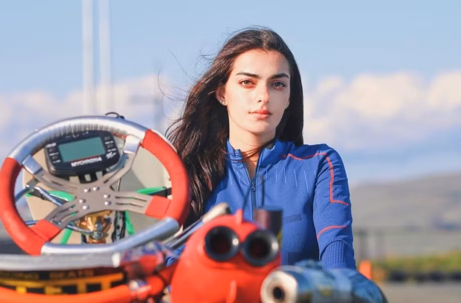 Toni Breidinger (21 tuổi) xuất thân là một người mẫu, tay đua ôtô sống tại Hillsborough, California (Mỹ). Tháng 3 vừa qua, cô làm nên lịch sử với tư cách là tay đua nữ người Mỹ gốc Arab đầu tiên gia nhập NASCAR - công ty điều hành và quản lý đua xe ôtô nổi tiếng của Mỹ - sau khi ra mắt tại Đường đua quốc tế Daytona. Breidinger hiện giữ danh hiệu tay đua nữ hàng đầu trong lịch sử đường đua USAC với 19 lần vô địch.