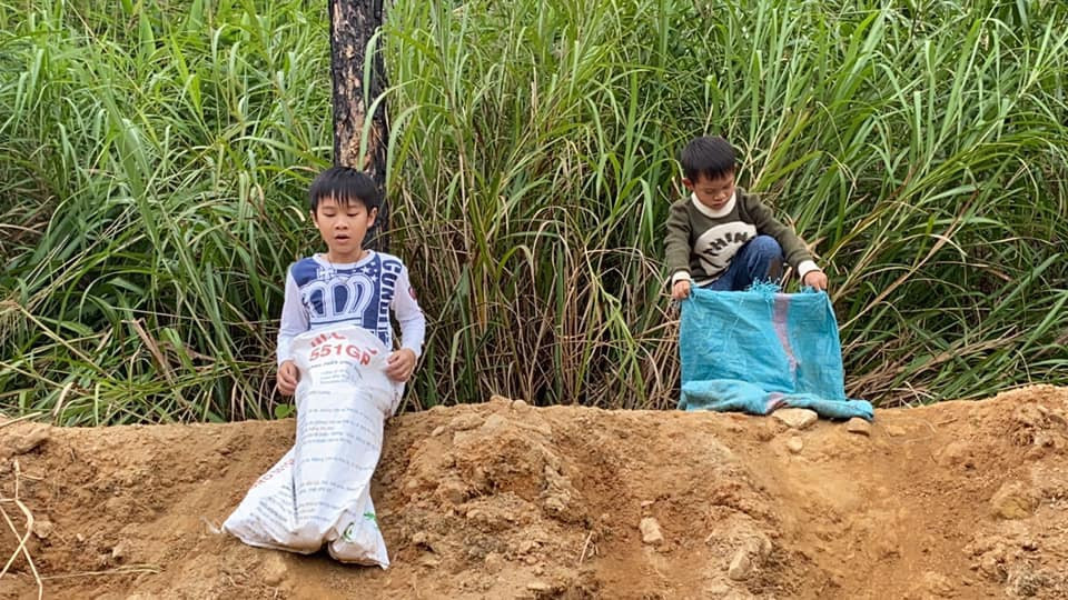 Theo Minh Hà, 4 con có kỳ nghỉ hè đáng nhớ. Hơn hai tháng ở trang trại, các bé được khám phá thiên nhiên, chơi các trò chơi dân dã, thu hoạch rau củ, đào khoai lang. "Nhìn các con lăn lê, trườn bò trên đất, bị ong chích, vợ chồng không quá lo lắng. Tôi chỉ nhắc chúng cẩn thận hơn", cô nói.