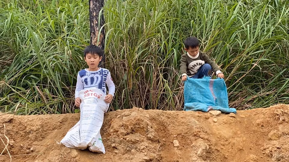 Theo Minh Hà, 4 con có kỳ nghỉ hè đáng nhớ. Hơn hai tháng ở trang trại, các bé được khám phá thiên nhiên, chơi các trò chơi dân dã, thu hoạch rau củ, đào khoai lang. "Nhìn các con lăn lê, trườn bò trên đất, bị ong chích, vợ chồng không quá lo lắng. Tôi chỉ nhắc chúng cẩn thận hơn", cô nói.