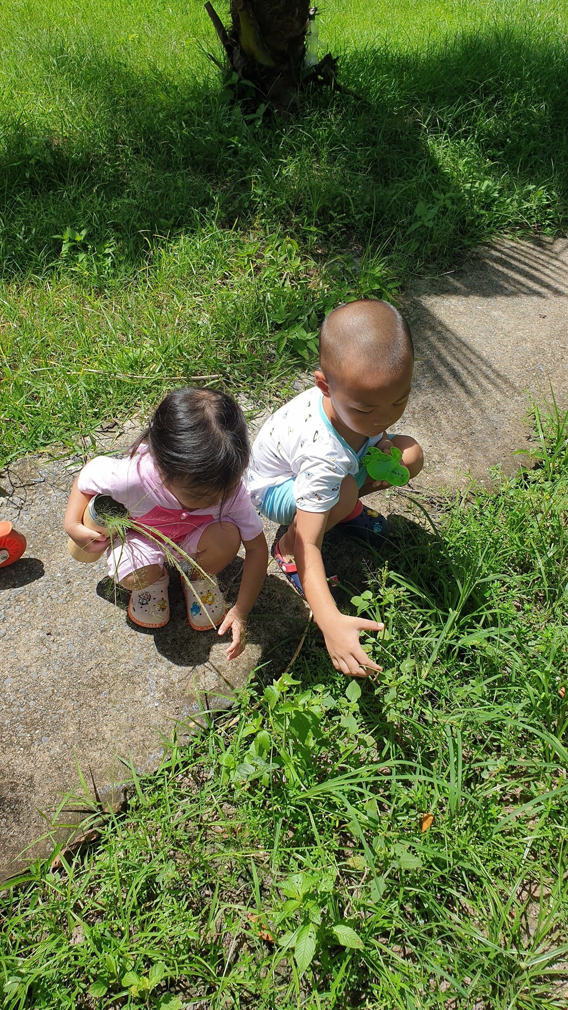 Ngọc Mai cho biết cô không ngại khi hai con mải chơi, nghịch đất và da đen hơn. "Mùa dịch mà các con có nơi khám phá an toàn thì không có gì tuyệt vời hơn", cô chia sẻ.