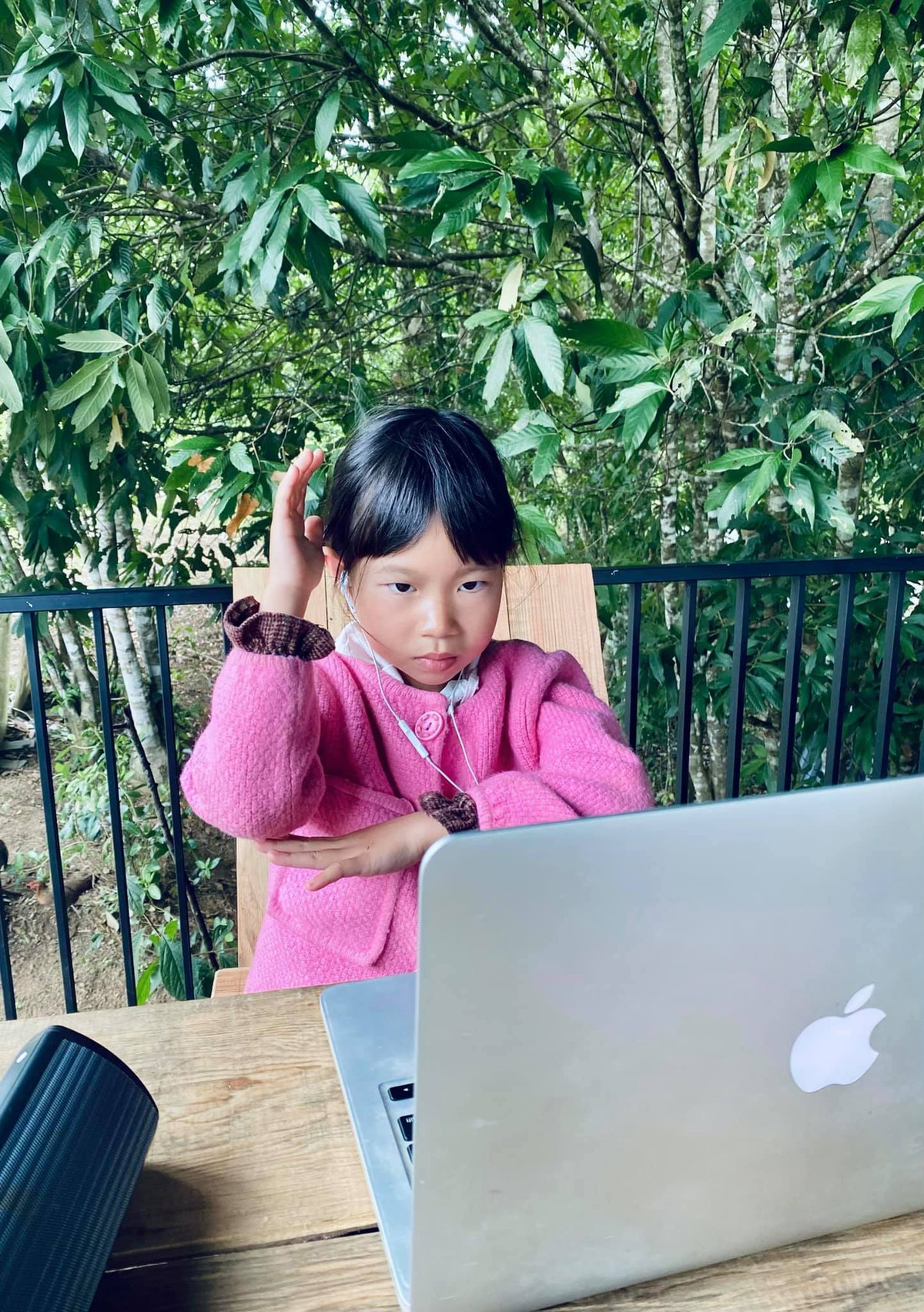 Bên cạnh vui chơi, các bé vẫn dành thời gian cho việc học online. Minh Hà tiết lộ các con đều có ý thức tự lập, tự học. Rio (10 tuổi), Cherry (8 tuổi), Sunny (7 tuổi) đều có thành tích học tốt trong năm học vừa qua.