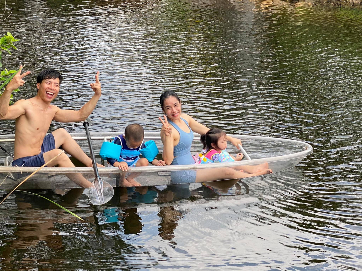 Vợ chồng Quốc Nghiệp - Ngọc Mai cũng chọn cách đưa hai con về Bình Dương nghỉ hè hai tháng. Ngôi nhà rộng rãi có vườn cây, ao cá giúp các em nhỏ có thêm nhiều trải nghiệm.