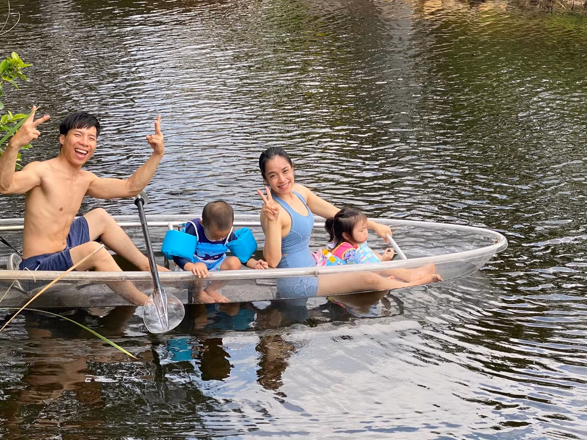 Vợ chồng Quốc Nghiệp - Ngọc Mai cũng chọn cách đưa hai con về Bình Dương nghỉ hè hai tháng. Ngôi nhà rộng rãi có vườn cây, ao cá giúp các em nhỏ có thêm nhiều trải nghiệm.