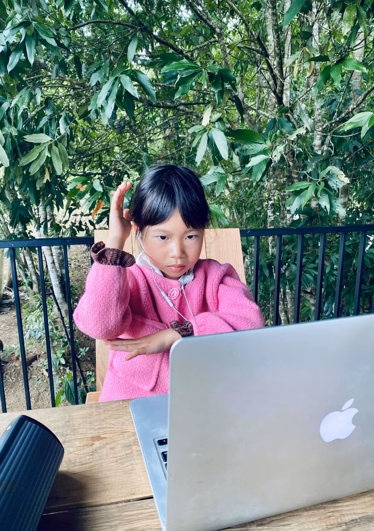 Bên cạnh vui chơi, các bé vẫn dành thời gian cho việc học online. Minh Hà tiết lộ các con đều có ý thức tự lập, tự học. Rio (10 tuổi), Cherry (8 tuổi), Sunny (7 tuổi) đều có thành tích học tốt trong năm học vừa qua.