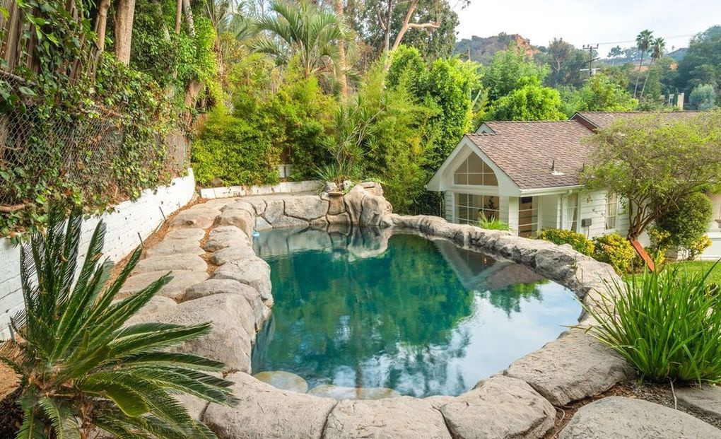 Bồn ngâm ngoài trời được thiết kế độc đáo để mang đến cảm giác gần gũi với thiên nhiên.