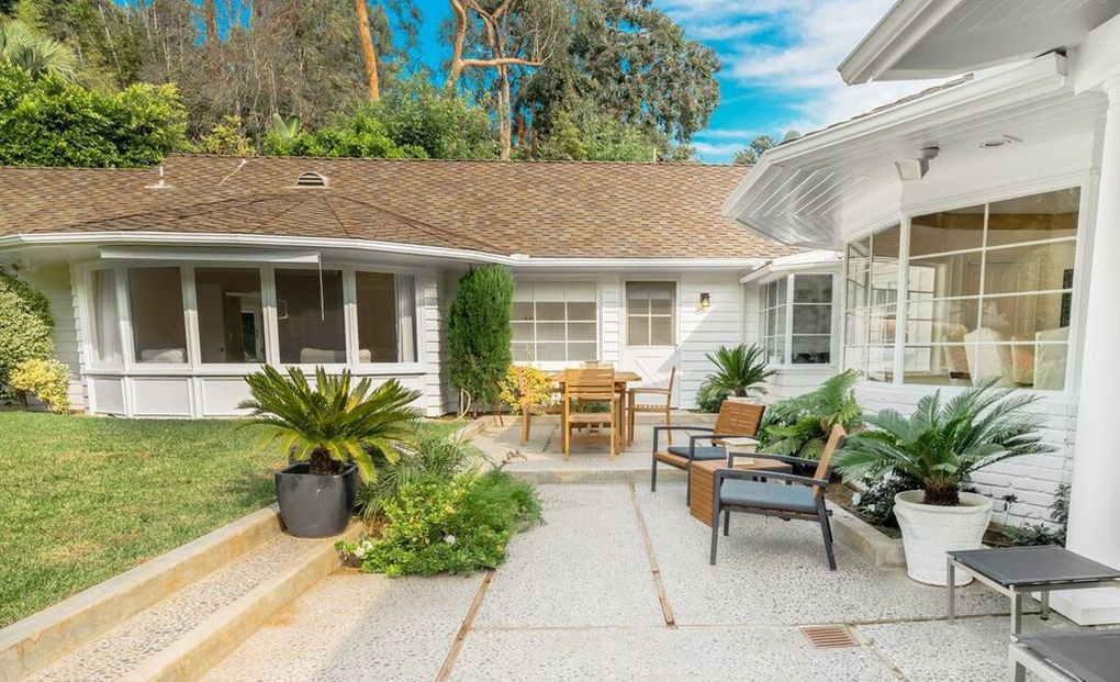 Ngôi nhà màu trắng này có diện tích hơn 250 m2 với 3 phòng ngủ và 4 phòng tắm.