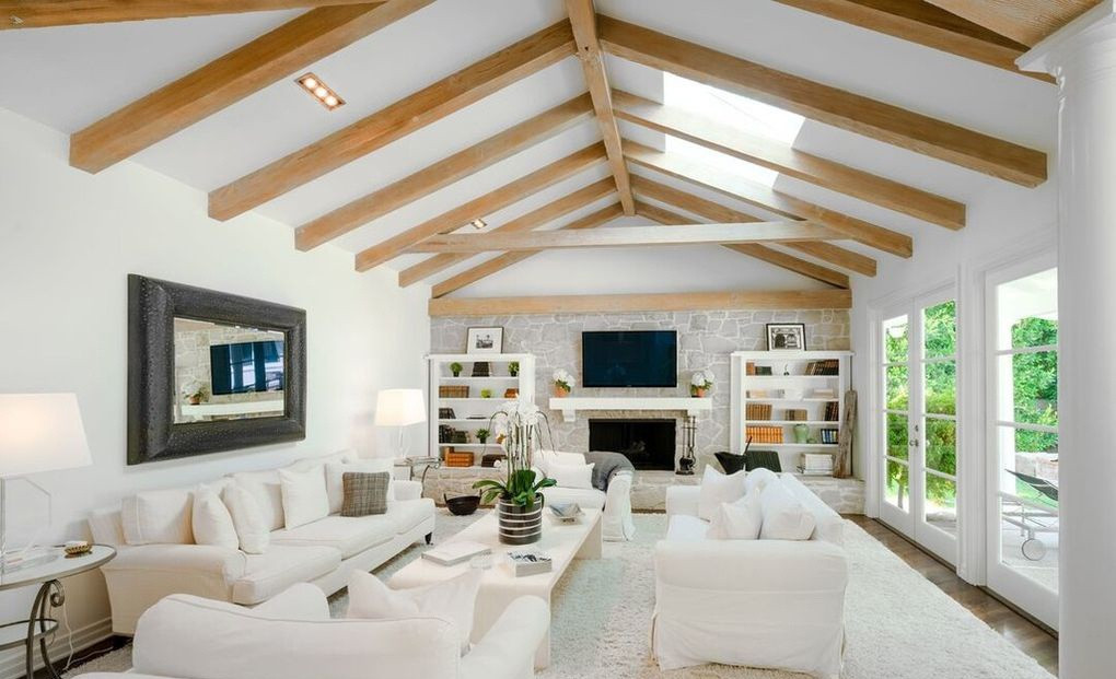 Phòng khách rộng lớn, thoáng đãng, được thiết kế cởi mở. Tông màu trắng chủ đạo đem đến cho gia chủ cảm giác nhẹ nhàng, dễ chịu.