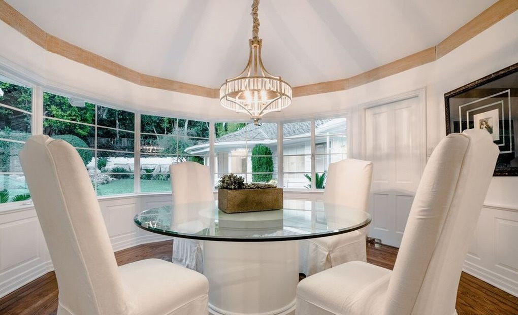 Khu vực ăn uống nhỏ nhắn, được bài trí tinh tế, có tầm nhìn ra không gian sân sau của căn biệt thự.