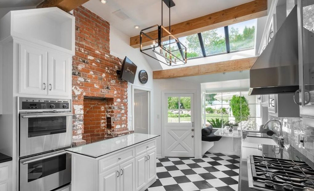 Nhà bếp thông thoáng, rộng rãi, gây ấn tượng với sàn nhà độc đáo. Khu vực này được trang bị các công cụ nấu nướng cao cấp.