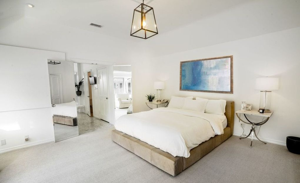 Phòng ngủ chính trang nhã, tràn ngập ánh sáng tự nhiên, được tích hợp với một khu vực tiếp khách và một phòng tắm.