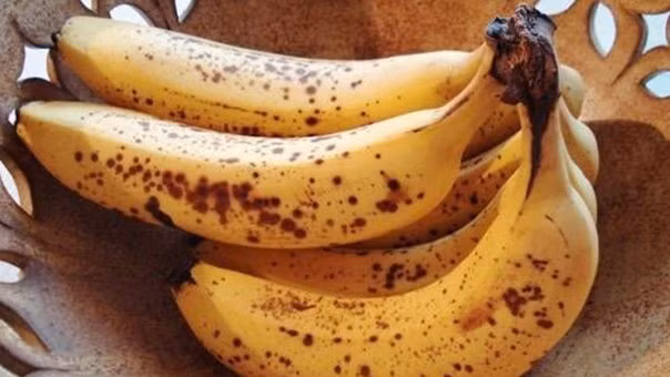 Neu co dau hieu nay tuyet doi khong nen an chuoi keo ruoc benh vao than