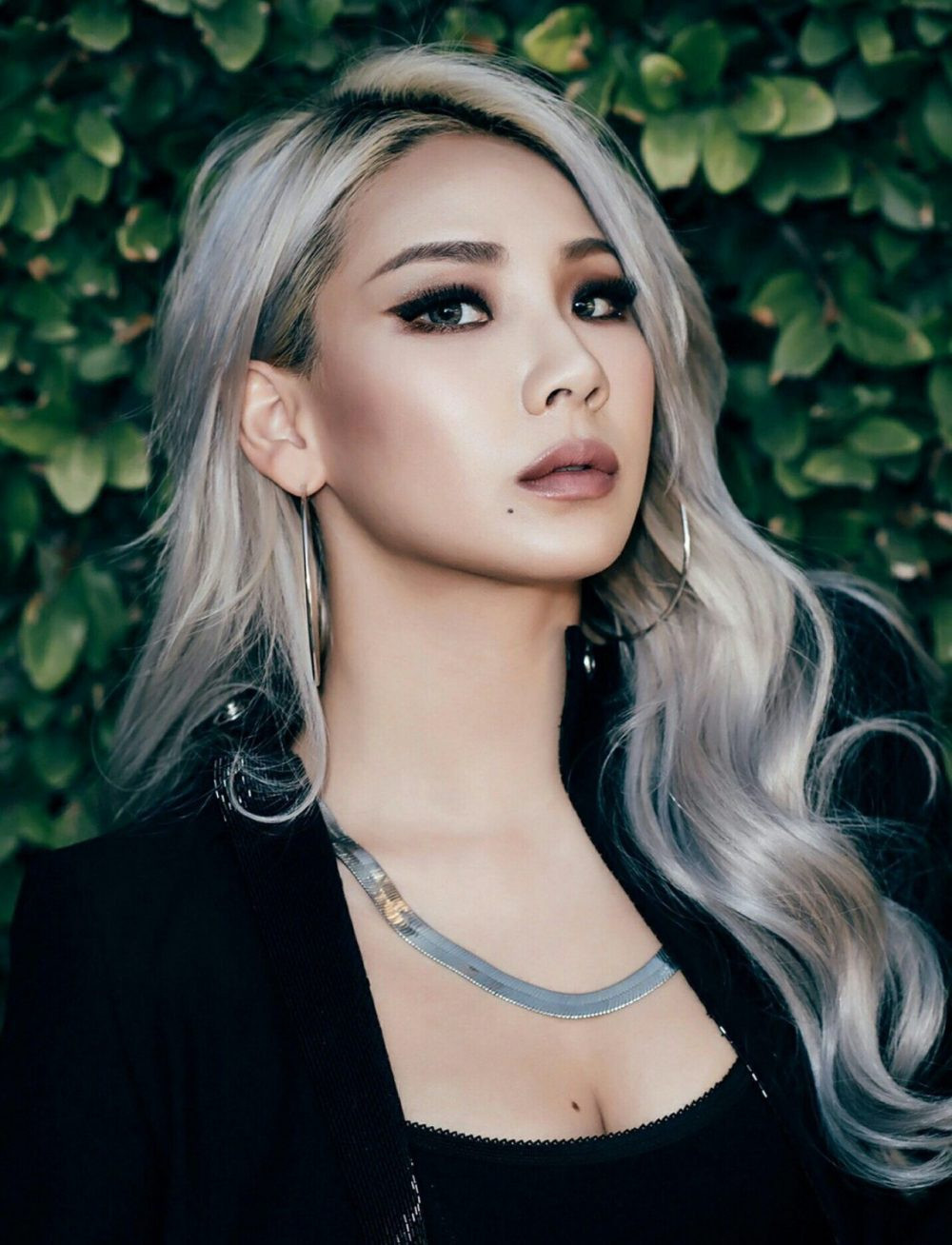 Giống như làn da, mái tóc cũng cần được đắp mặt nạ. CL thường xuyên nhuộm các màu tóc sáng, phải tẩy nhiều lần. Nữ rapper duy trì thói quen sử dụng mặt nạ dưỡng tóc ít nhất một tuần/lần để duy trì độ bóng khỏe. Nếu tóc bạn bị hư tổn do nhuộm thường xuyên hoặc phải tạo kiểu trong nhiệt độ cao, hãy áp dụng phương pháp trên. Ảnh: chaelincl.