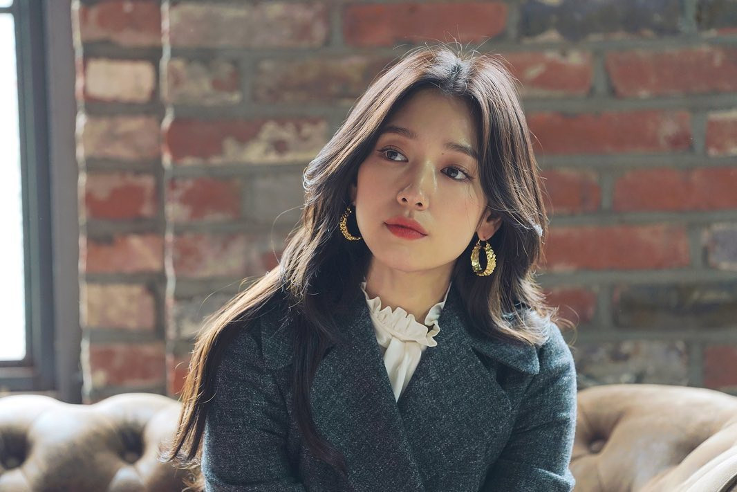  Park Shin Hye luôn đảm bảo tóc khô hoàn toàn trước khi đi ngủ. Tóc ướt sẽ dễ bị gãy hơn nếu gặp ma sát với gối trong lúc ngủ. Ngoài ra, tóc ướt cũng đồng nghĩa với việc da đầu ẩm ướt, trở thành nơi sinh sôi tiềm ẩn của vi khuẩn, từ đó dẫn đến các vấn đề về da đầu như chàm hay vảy nến. Ảnh: ssinz7.