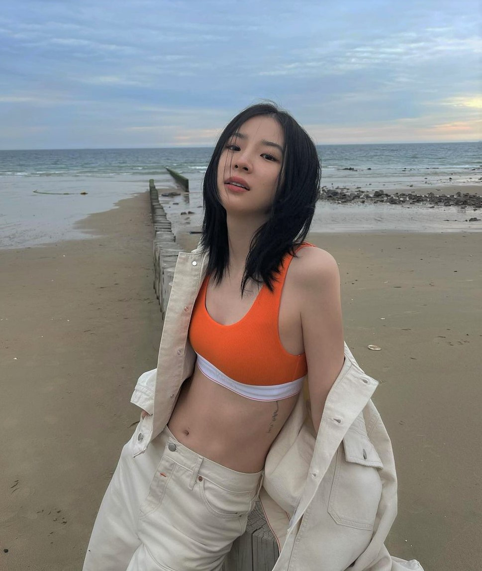 Người mẫu Irene Kim sử dụng kem dưỡng ẩm cho da mặt để chăm sóc tóc. Cách này khắc phục được tình trạng cho những người bị mụn trên da đầu do tóc dầu. Bạn có thể thay kem dưỡng bằng xịt dưỡng ẩm. Irene Kim cho biết phương pháp trên đặc biệt hiệu quả đối với những người có da đầu nhạy cảm hoặc tóc bị hư tổn. Ảnh: ireneisgood.